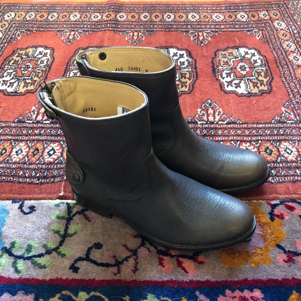 Frye Melissa Button Back Zip Short Boot 6.5
